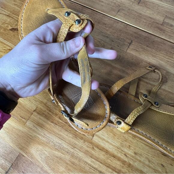 Frye Carson Yellow Leather T-Strap Studded Thong Sandals Size 8 - Picture 5 of 5